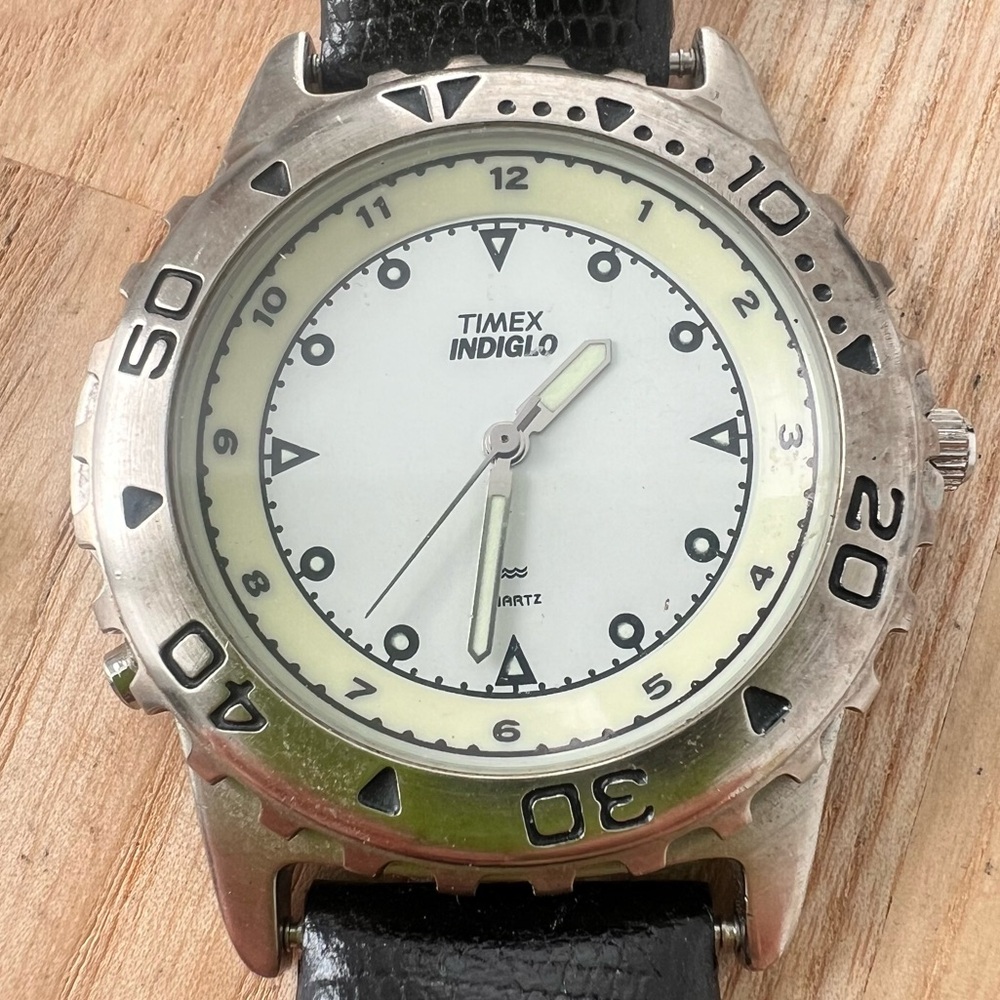 Vintage Timex men’s silver tone black leather watch NEW BATTERY